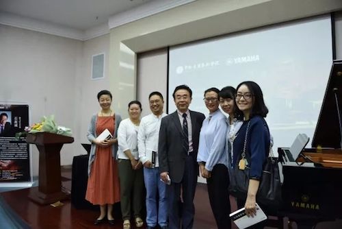BG大游艺术家石叔诚与特邀艺术家顾平受邀于成都大学东盟艺术学院、音乐与舞蹈学院艺术实践周开展公开课